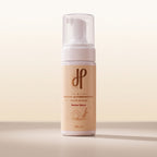 Application de la mousse autobronzante Hemera Medium