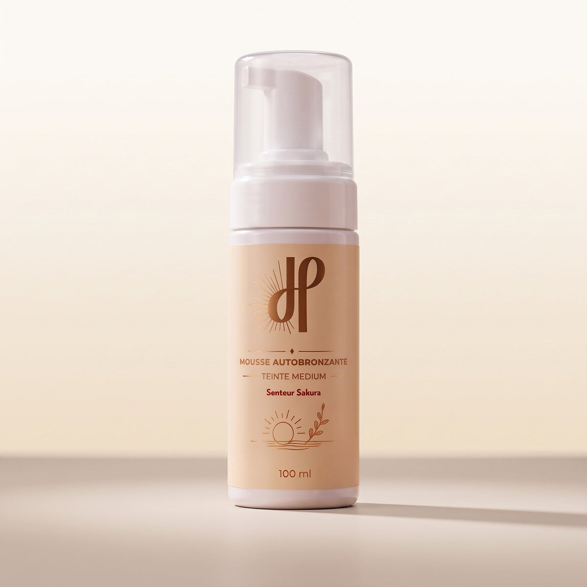 Application de la mousse autobronzante Hemera Medium